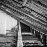 Tribünenkonstruktion mit Holzstreben an der Regattastrecke Schleissheim