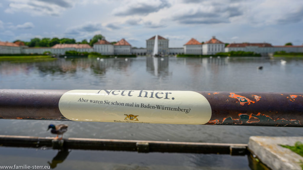 Aufkleber "Nett hier - aber waren sie schon einmal in Baden Württemberg" am Platz vor dem Schloss Nymphenburg