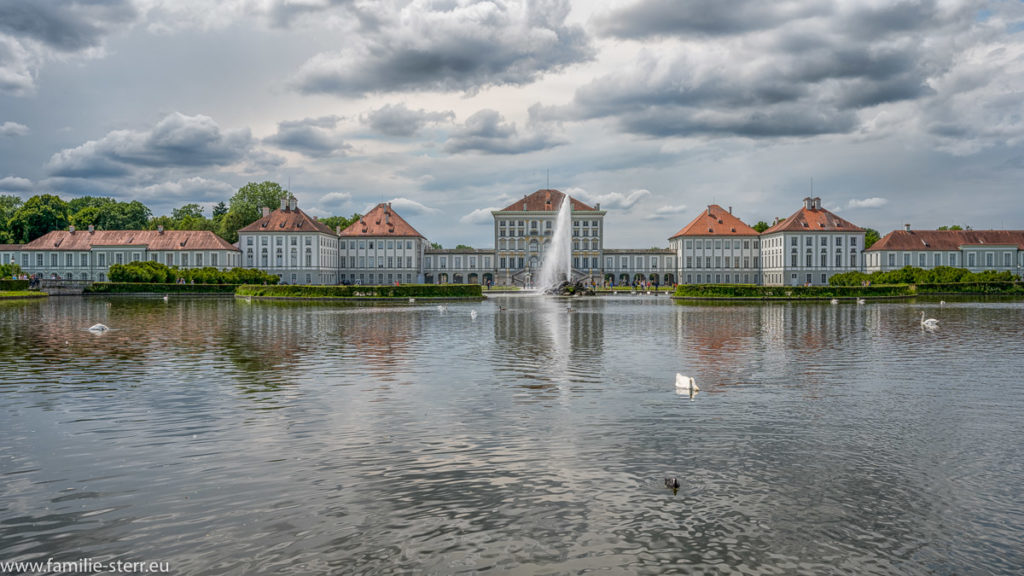Der Platz vor dem Schloss Nymphenburg mit Fontäne bei aufziehendem Gewitter