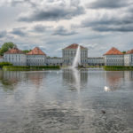 Der Platz vor dem Schloss Nymphenburg mit Fontäne bei aufziehendem Gewitter