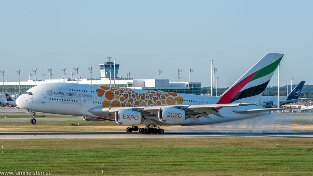 Airbus A380 A6-EEY Emirates in "EXPO 2010 Dubai" bei der Landung am Flughafen München