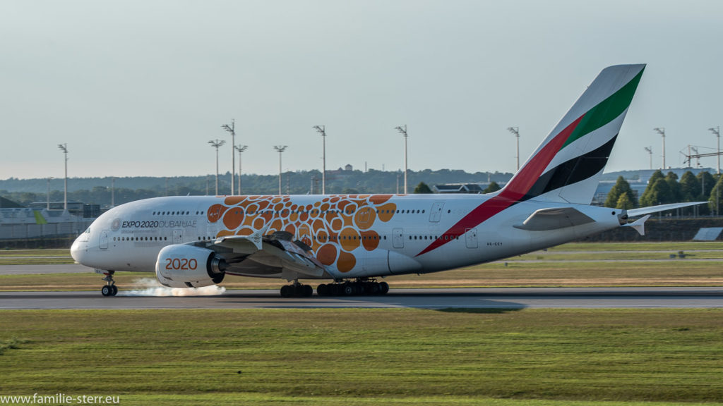 Airbus A380 A6-EEY Emirates in "EXPO 2010 Dubai" bei der Landung am Flughafen München