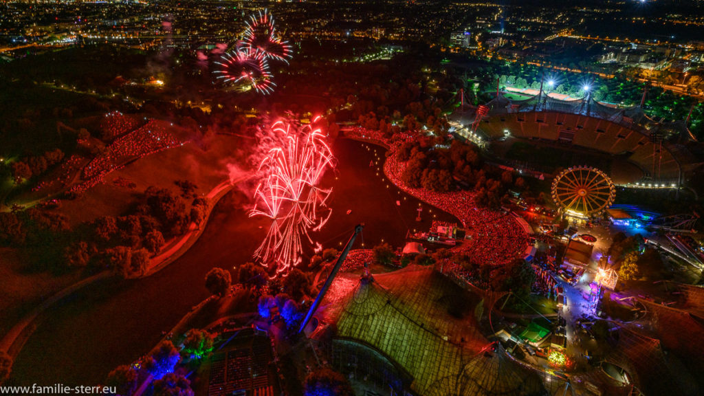 Feuerwerk beim imPark Sommerfestival 2019 von der Aussichtskanzel des Olympiaturms aufgenommen