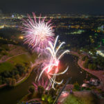 Feuerwerk beim imPark Sommerfestival 2019 von der Aussichtskanzel des Olympiaturms aufgenommen