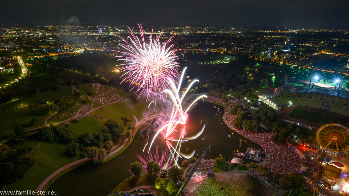 Feuerwerk beim imPark Sommerfestival 2019 von der Aussichtskanzel des Olympiaturms aufgenommen