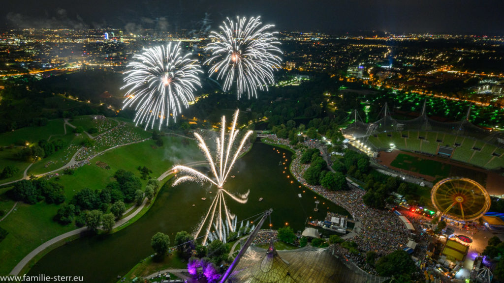 Feuerwerk beim imPark Sommerfestival 2019 von der Aussichtskanzel des Olympiaturms aufgenommen