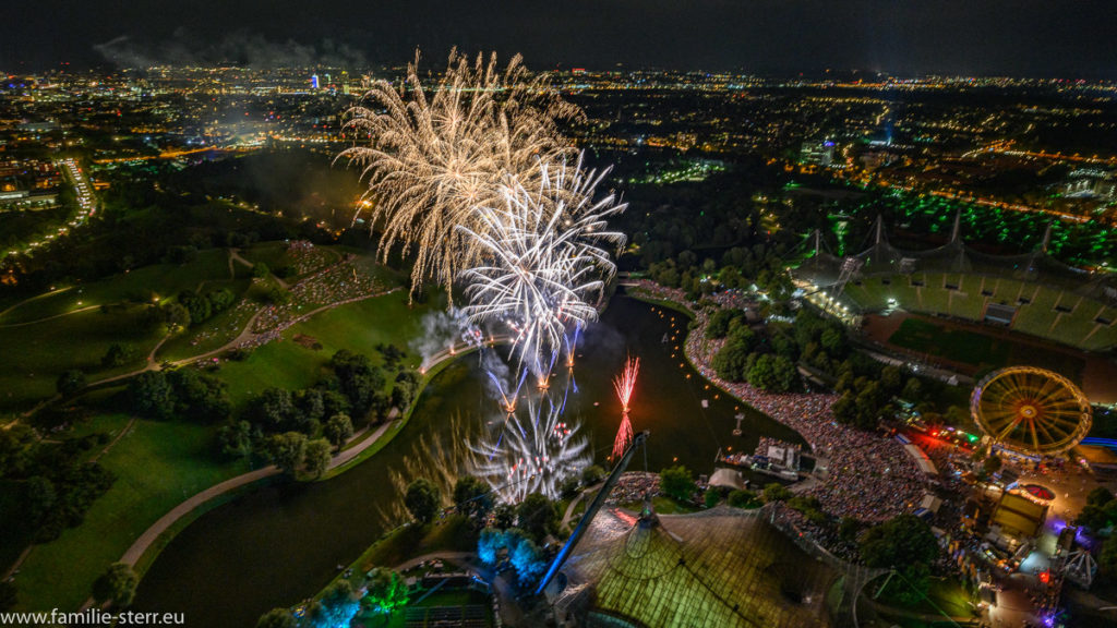 Feuerwerk beim imPark Sommerfestival 2019 von der Aussichtskanzel des Olympiaturms aufgenommen