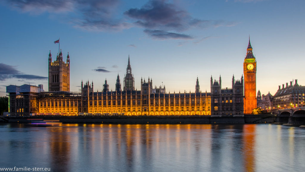 Blick über die Themse auf die Houses of Parliament und den Big Ben bei Sonnenuntergang