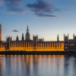 Blick über die Themse auf die Houses of Parliament und den Big Ben bei Sonnenuntergang