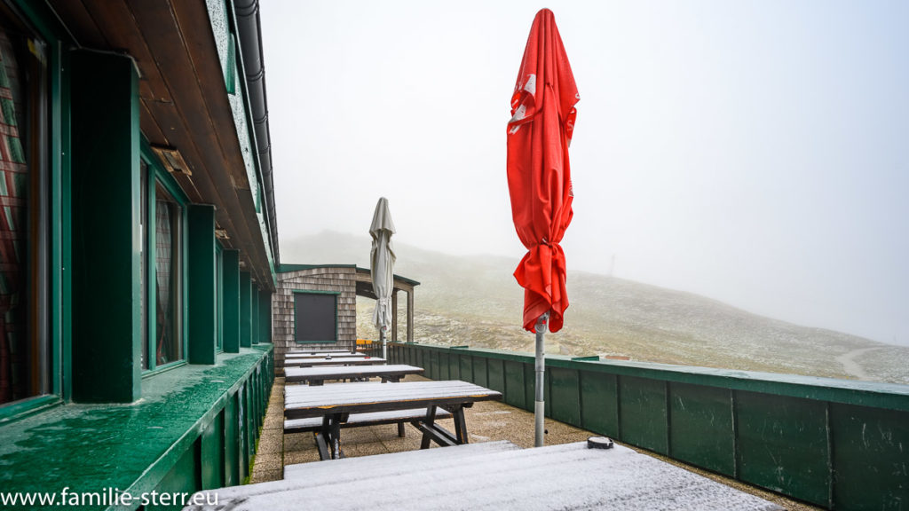 der erste Schnee auf der Terrasse and er Rudolfshütte am Weißsee im Salzbürger Land