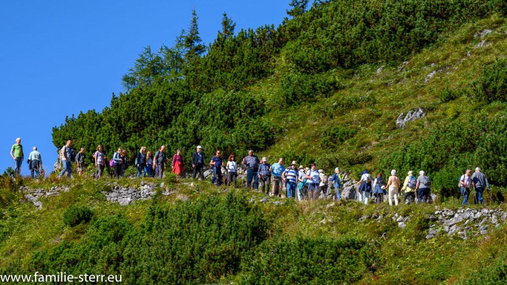 eine Menschenschlange auf dem Wanderweg zum Jenner - Gipfel