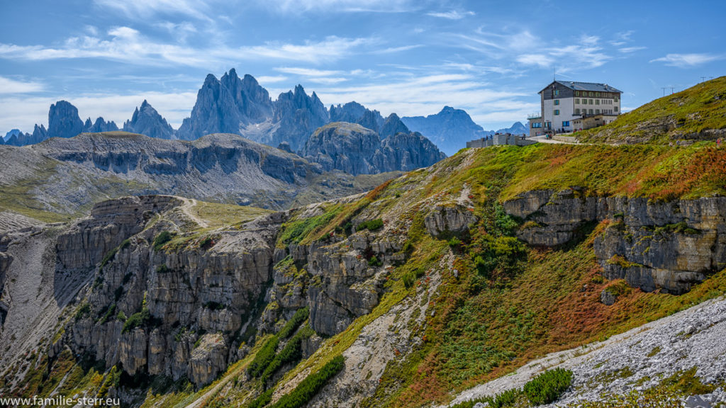 Die Auronzo Hütte vor dem Panorama der Dolomiten