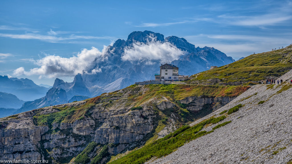 Die Auronzo Hütte vor dem Panorama der Dolomiten