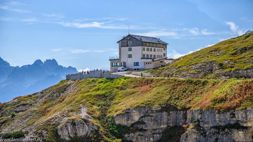 Die Auronzo Hütte am Fuße der Drei Zinnen / The Cime