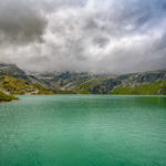 Weisssee im Nationalpark Hohe Tauern unter einer dichten Wolkendecke
