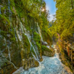Zahlreiche kleine Wasserfälle stürzen über die Felswände in den Wimbach in die Wimnbachklamm beim Ramsau