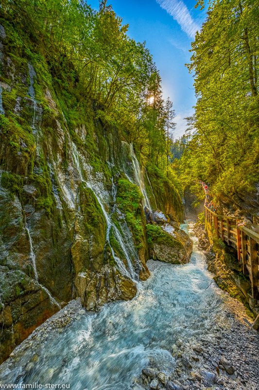 Zahlreiche kleine Wasserfälle stürzen über die Felswände in den Wimbach in die Wimnbachklamm beim Ramsau