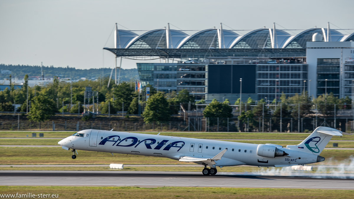 Landung einer Adria Airways Bombardier CRJ 900 am Flughafen München