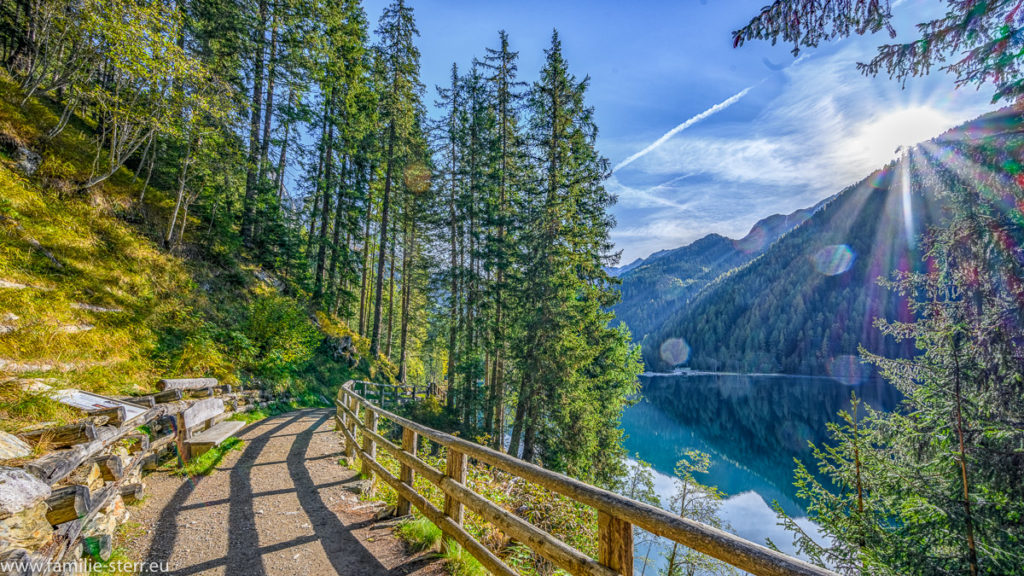 Weg am Ufer des Antholer Sees in Südtirol an einem Sonnentag im Herbst