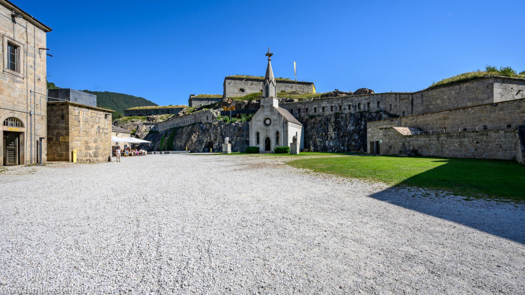 Kirche mi Innenhof der unteren Festung der Franzensfeste in Südtirol