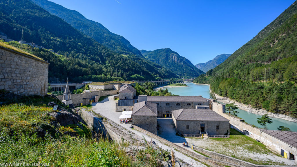 Blick über den Fluss ins Wipptal von der Franzensfeste aus