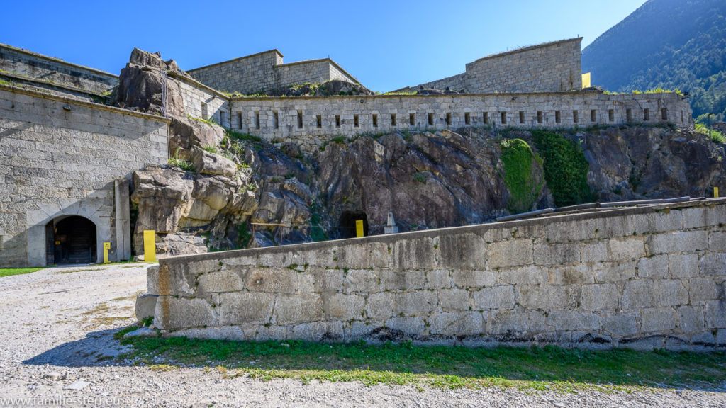 Blick vom innenhof der unteren Festung auf die Bauten der mittleren Festung der Franzensfeste