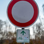 Verkehrszeichen 250 - Verbot für Fahrzeuge aller Art mit Zusatzschild "Radweg Flughafen München"