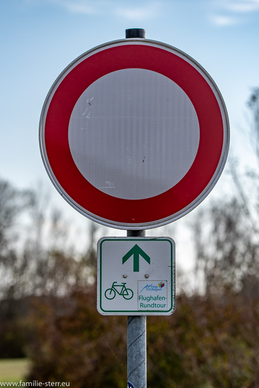 Verkehrszeichen 250 - Verbot für Fahrzeuge aller Art mit Zusatzschild "Radweg Flughafen München"