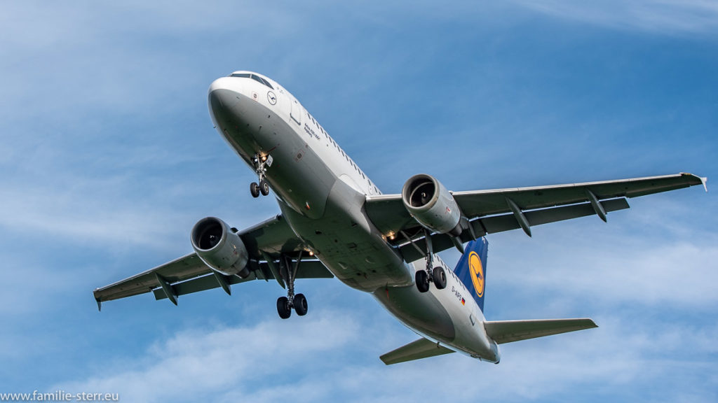 Endanflug der D-AIPS auf die südliche Landebahn 26L in München