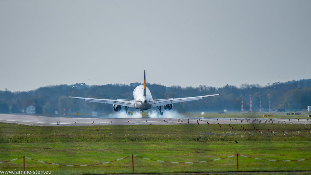 Airbus A 320 D-AIPS der Lufthansa bei der Landung auf der Bahn 26L in München