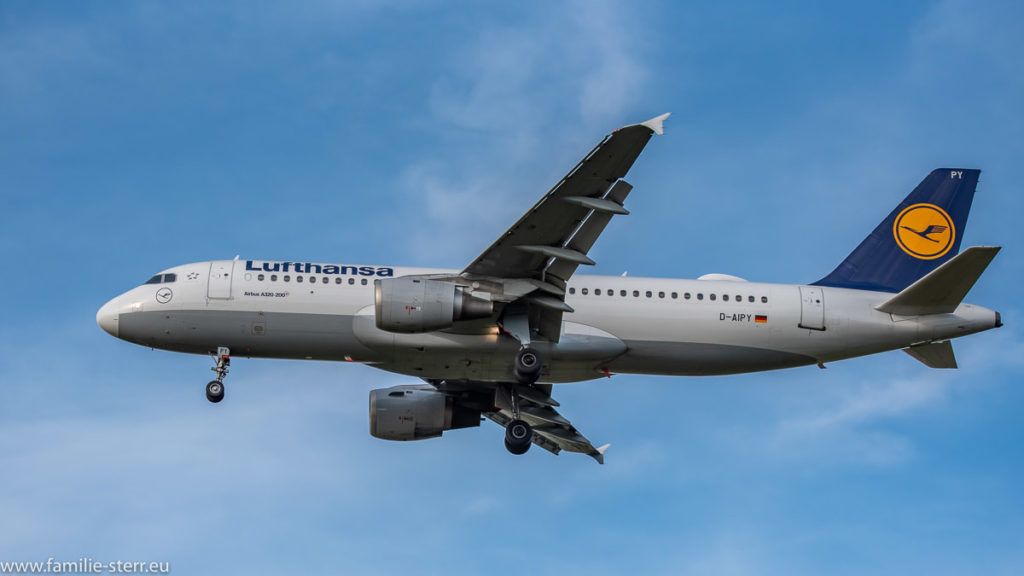 Endanflug der D-AIPY auf die südliche Landebahn 26L in München