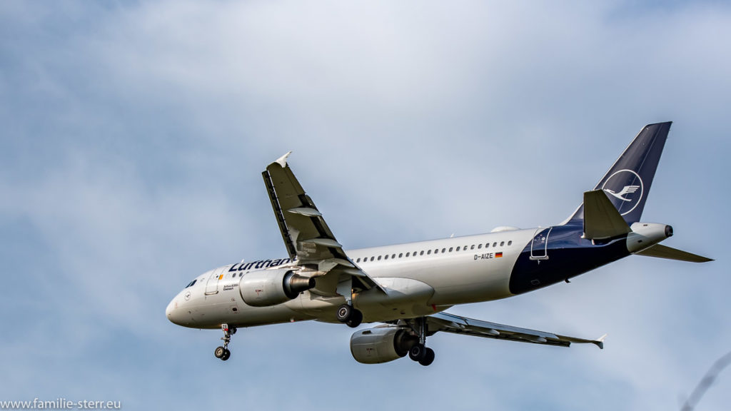 Endanflug der D-AIZE auf die südliche Landebahn 26L in München