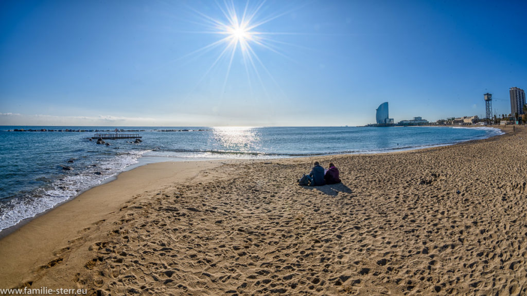 Strahlender SOnnenschein über dem Strand von Barceloneta