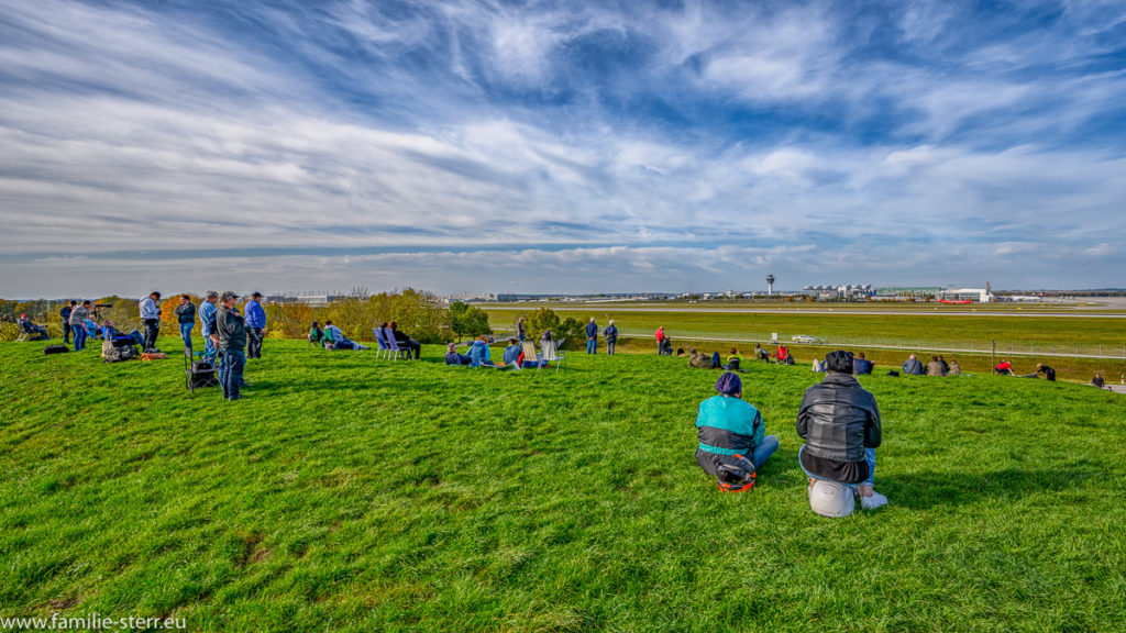 Schwaiger Hügel / Aussichtshügel an der südlichen Start- und Landebahn am Flughafen München