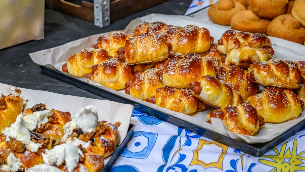 süße italienische Spzialitäten auf Backblechen beim Sicily Fest in London