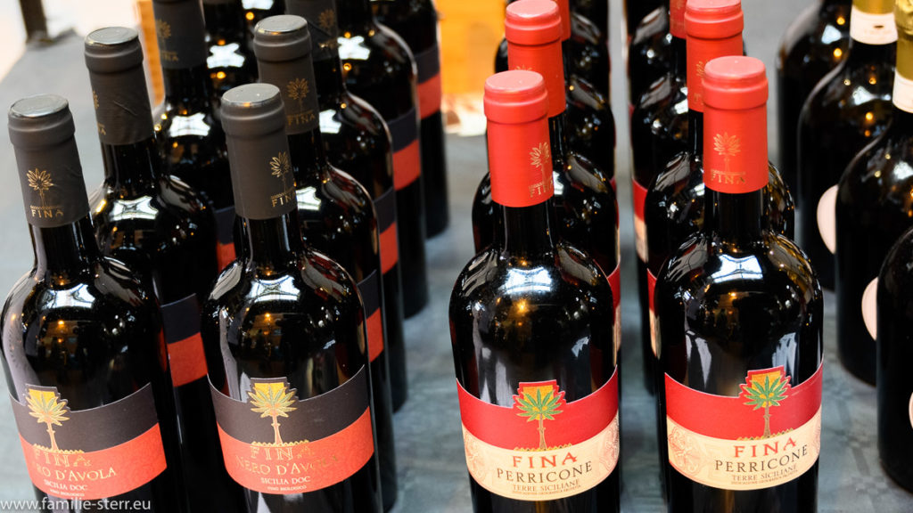 Flaschen mit sizilianischem Rotwein auf dem Sicily Fest in London