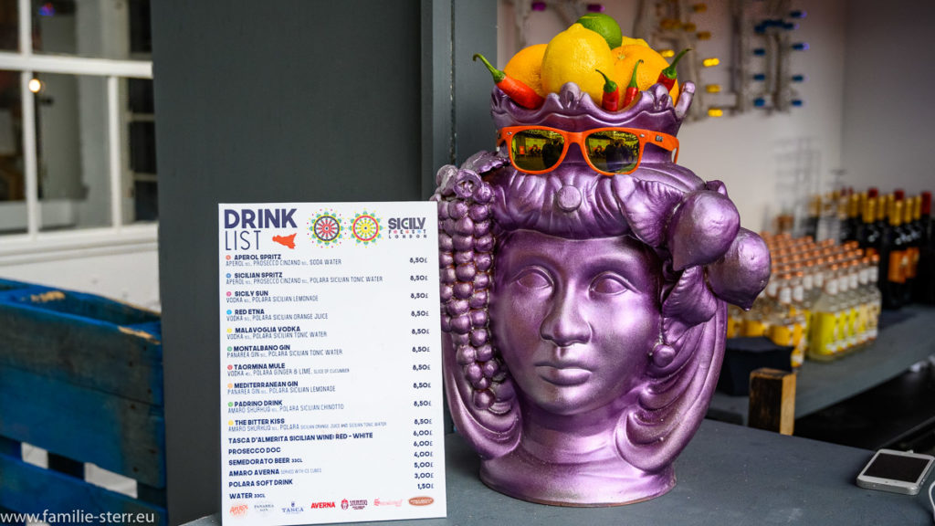besonders dekorierte Getränkekarte auf dem Sicily Fest in London