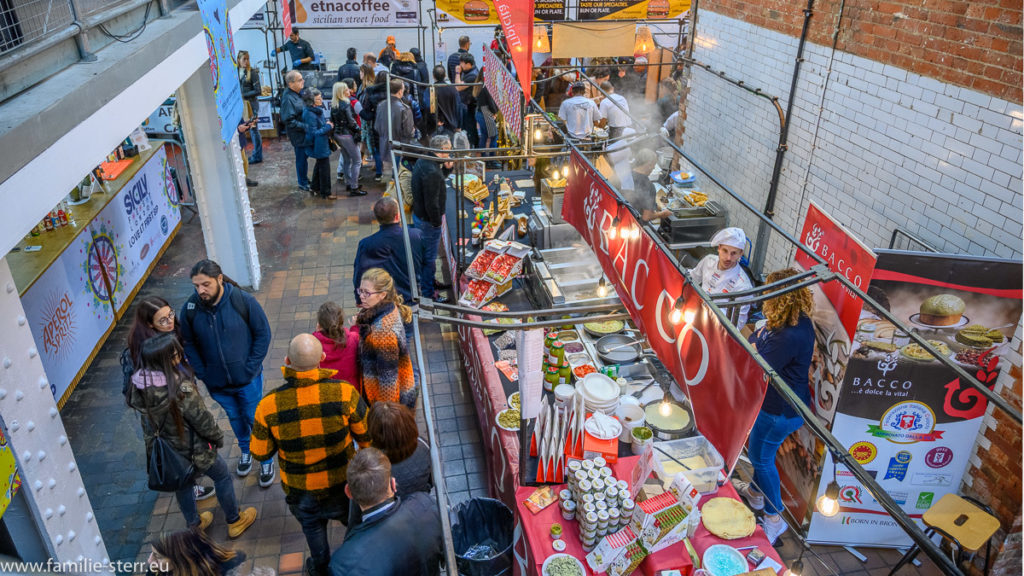 Stände in der alten Brauereihallei auf dem Sicily Fest in London