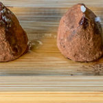 Holzbrett mit kleinen Schikoladen - Pralinen in Barcelona