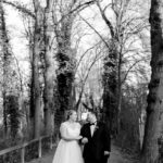 Katharina und Danile bei der Hochzeit in schwarz-weiß