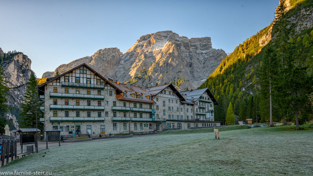 Hotel Pragser Wildsee an einem frühen Herbstmorgen