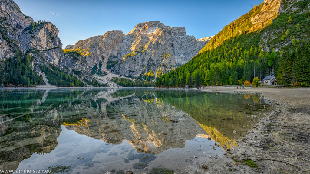 Pragser Wildsee mit spiegelden Bergen in der Seeoberfläche