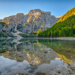 Pragser Wildsee mit spiegelden Bergen in der Seeoberfläche