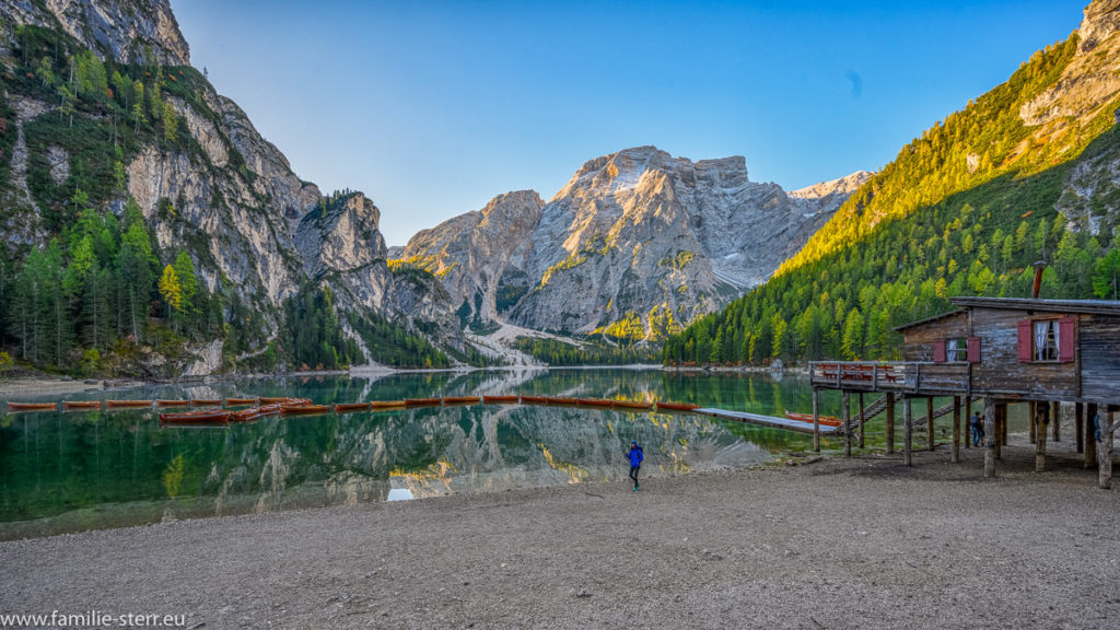 Bootshaus mit Bootsverleih am Pragser Wildsee in den Südtiroler Dolomiten