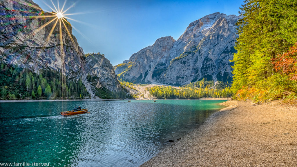 strahlender Sonnenschein über den Dolomiten am Pragsser Wildsee in Südtirol