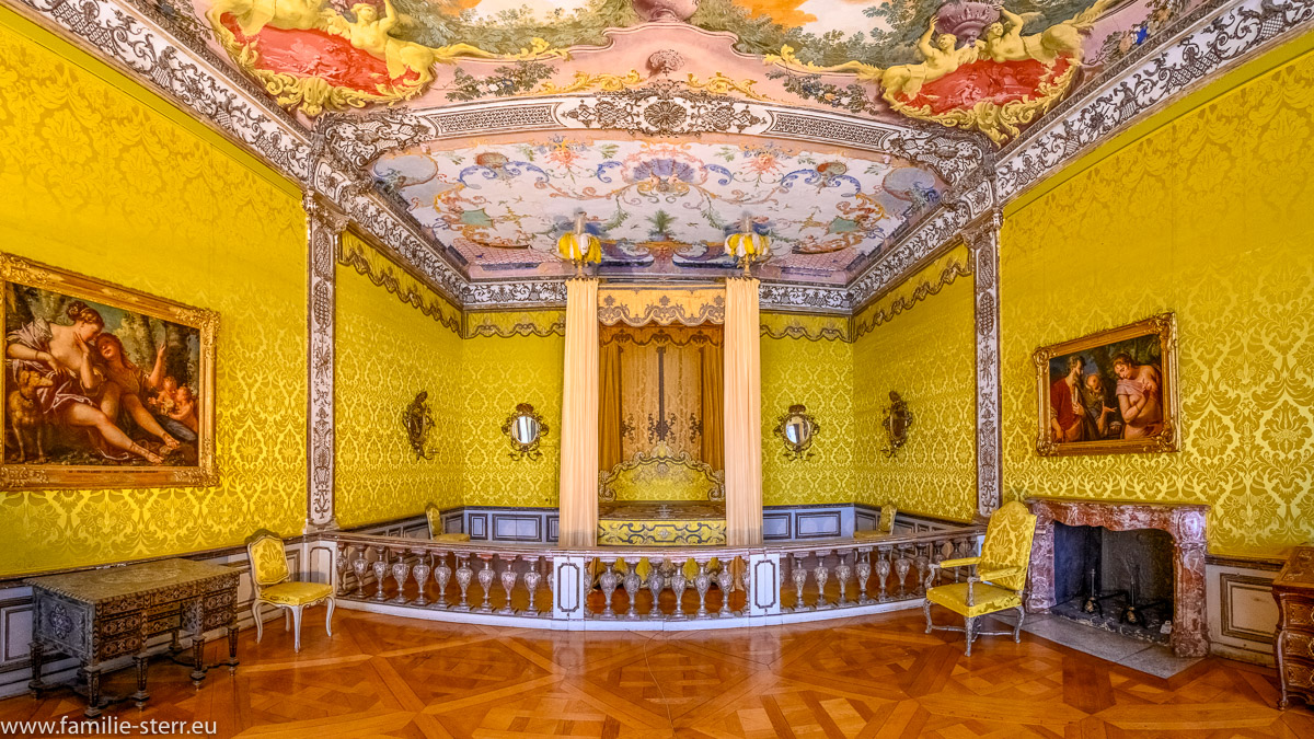 Großes Himmelbett im Paradeschlafzimmer der Kurfürstin im Obergeschoss des Neuen Schloss Schleissheim