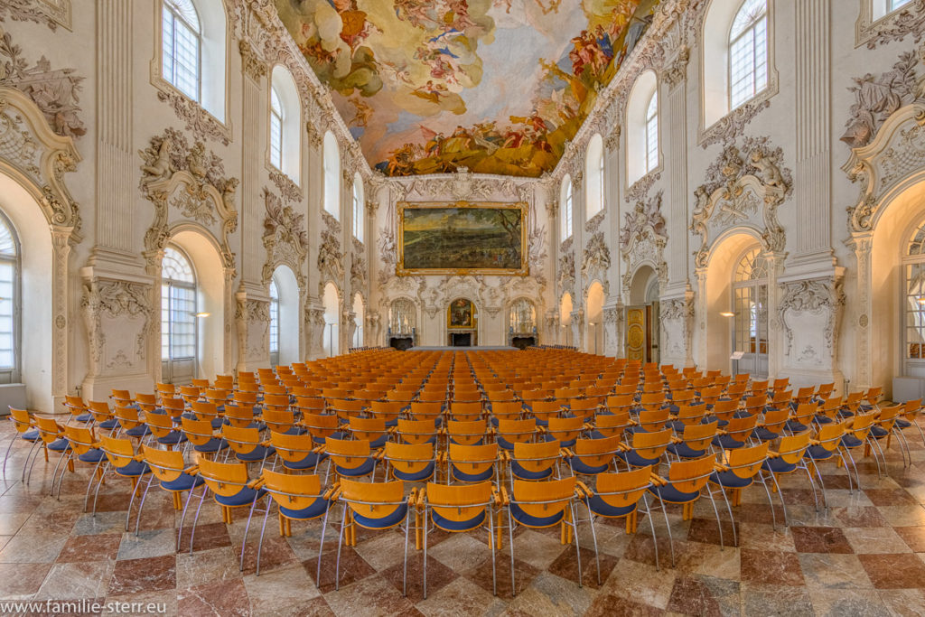 Blick in den großen Saal im Schloss Oberschleissheim mit Bestuhlung