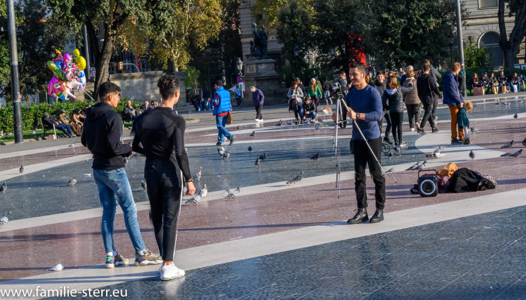 Verwendung eines Stativs für ein Foto in Barcelona