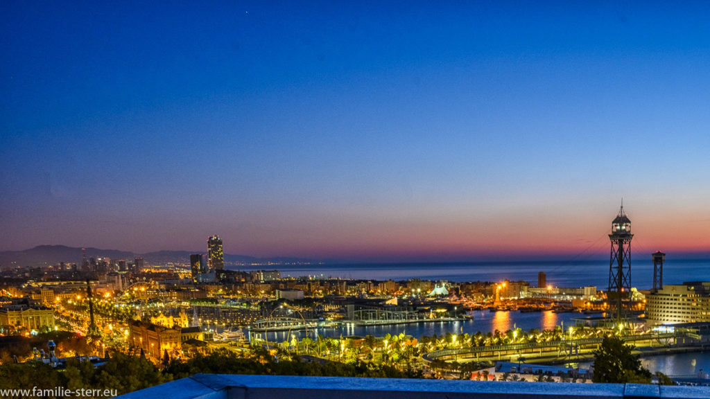 Sonnenaufgnag über Barcelona Beach und Port Vell