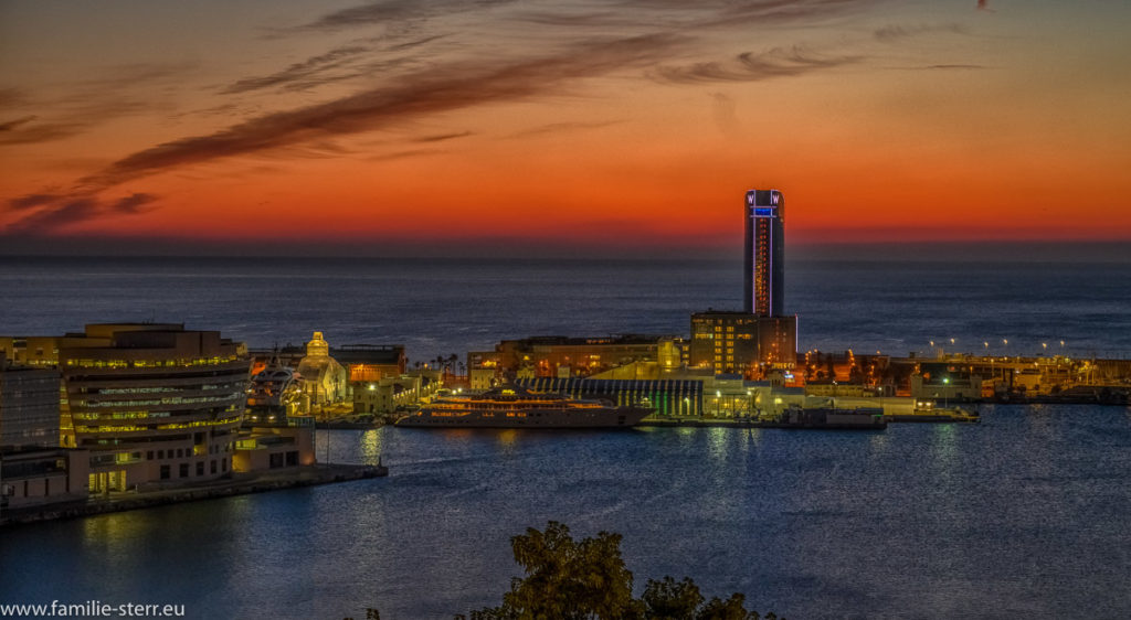 Sonnenaufgang über dem Hotel W im Hafen Port Vell von Barcelona